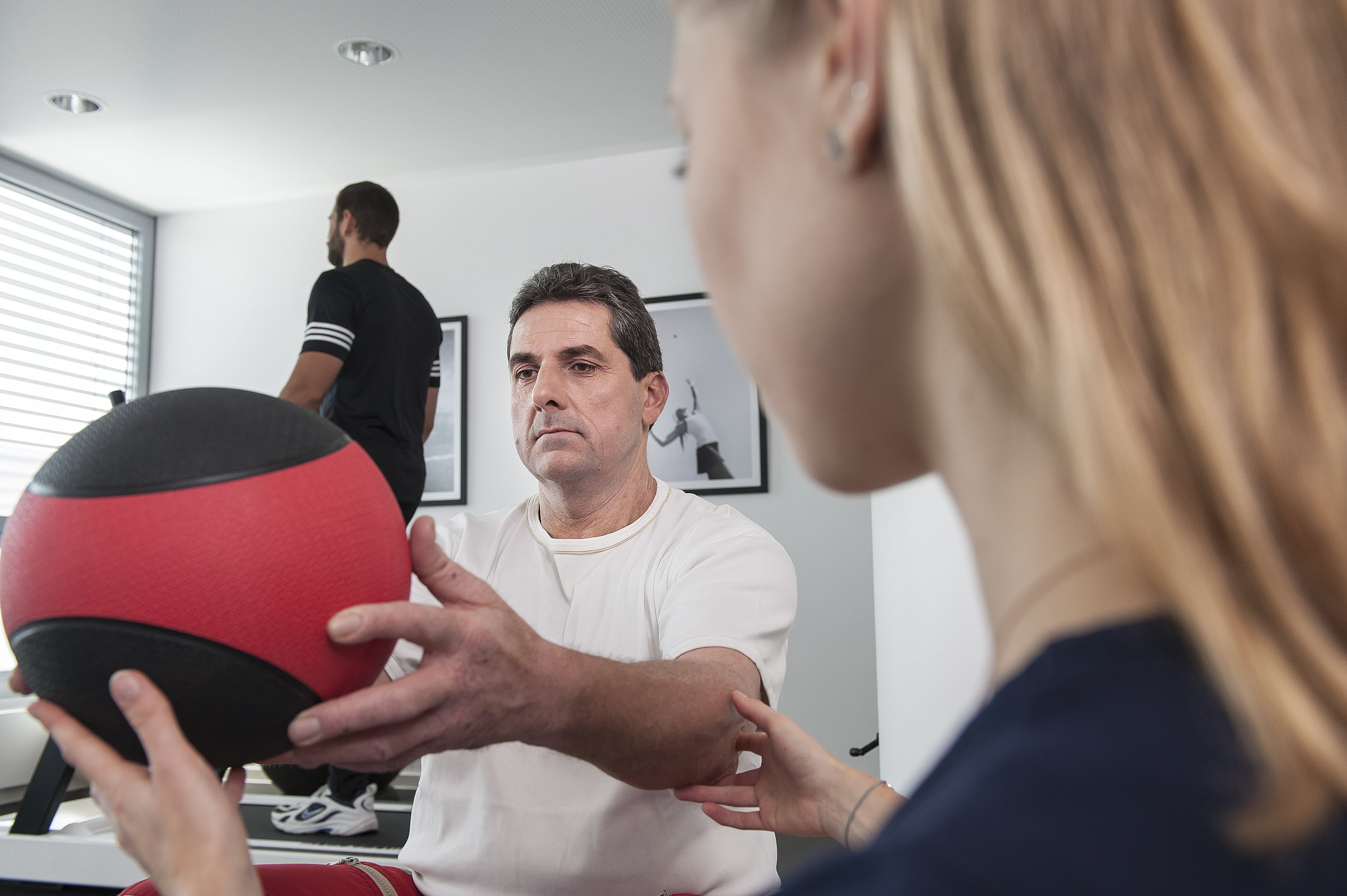 Mann mit Ball in den ausgestreckten Armen