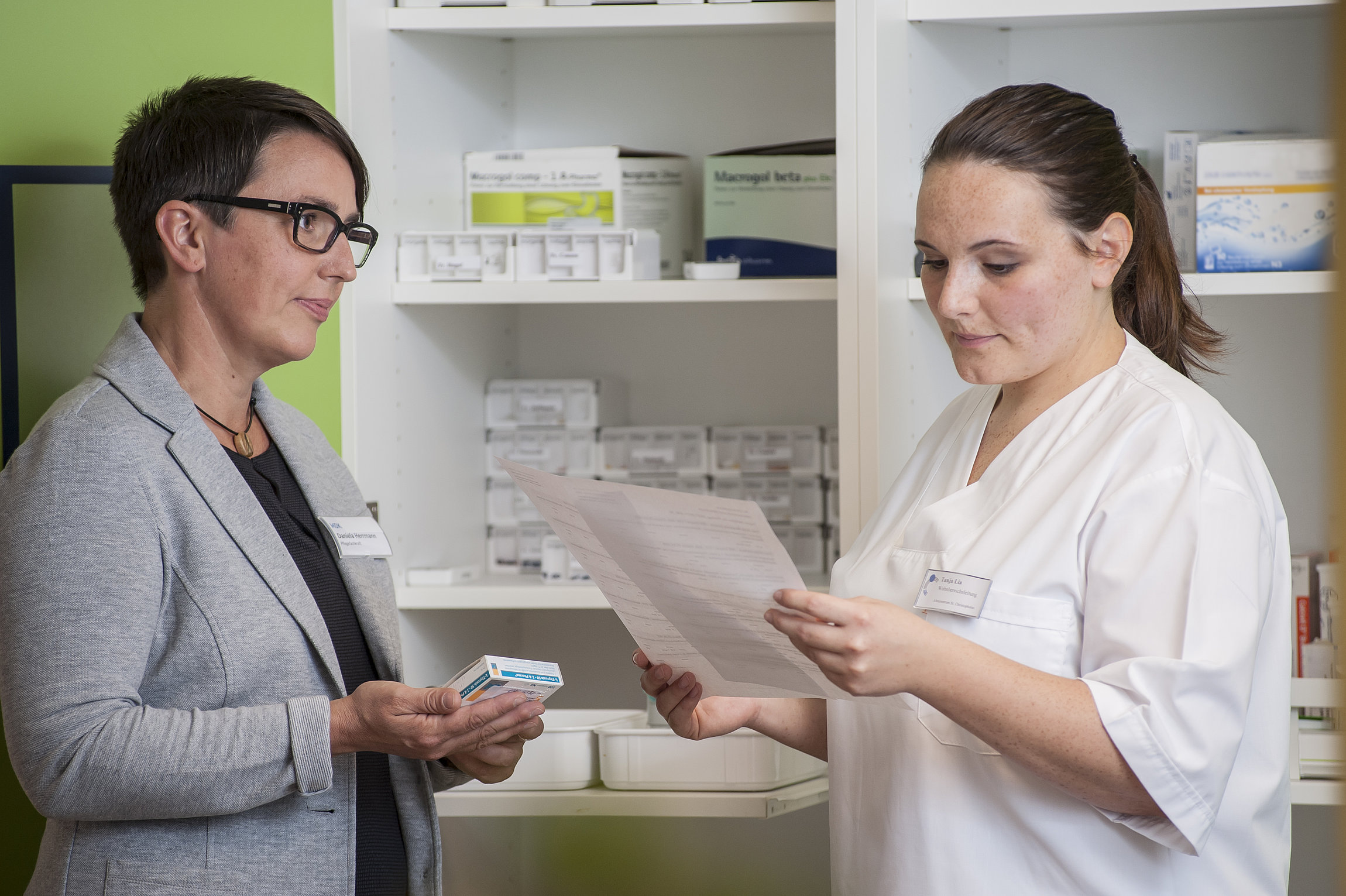 Zwei Frauen vor Schrank