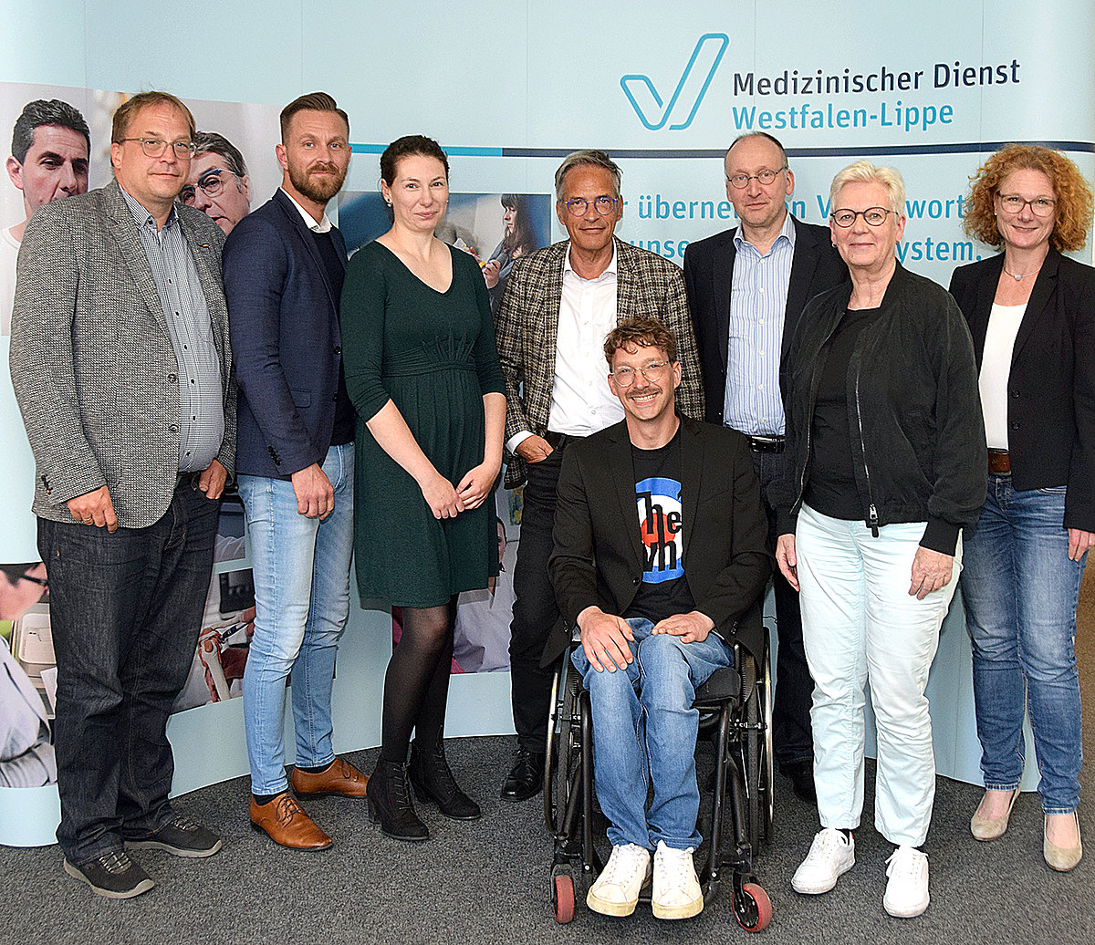 Über die Pflegebegutachtung und mehr ging es beim Besuch der Grünen Abgeordneten beim Medizini-schen Dienst Westfalen-Lippe: (v.l.) Dr. Andreas Rhode, Bastian Ortmeyer, Laura Kalus, Dr. Martin Rie-ger, Landtagsabgeordneter Dennis Sonne, Dr. Peter Dinse, Bundestagsabgeordnete Maria Klein-Schmeink und Dr. Tatjana Hardes.