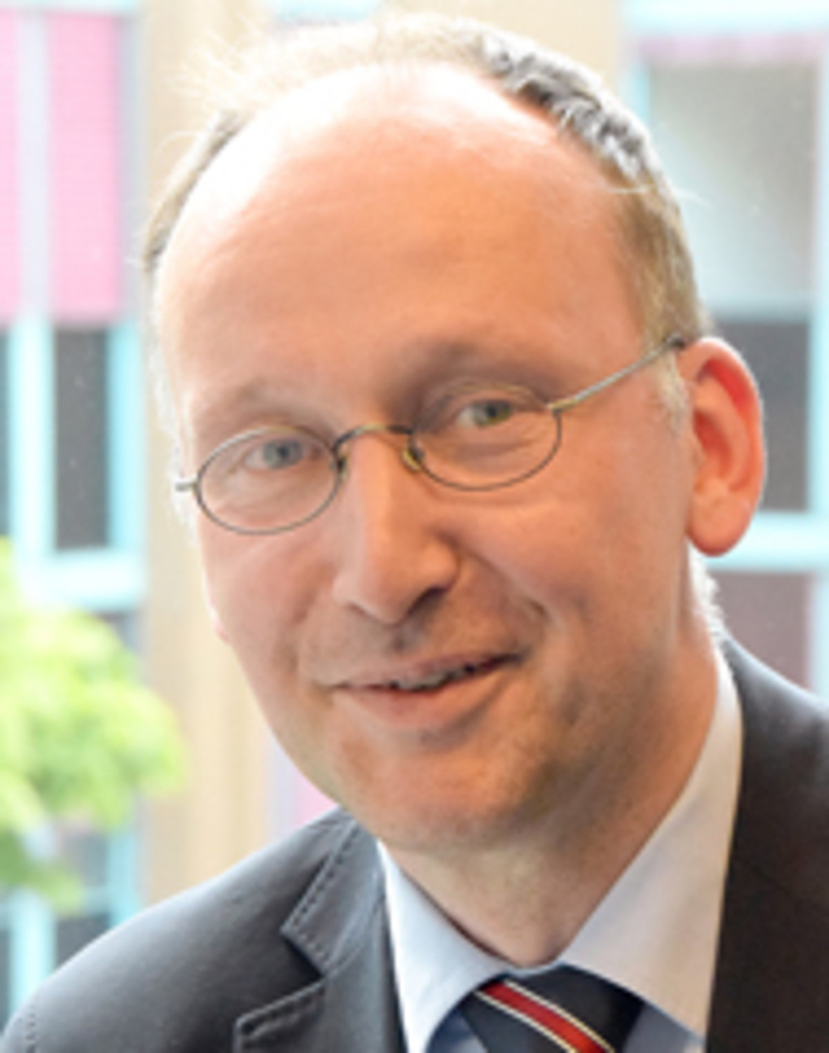 Der Ärztliche Direktor des MDK Westfalen-Lippe, Dr. Peter Dinse Nahaufnahme von Mann vor einem Fenster