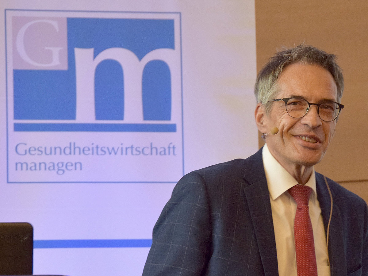 Mann auf einer Bühne