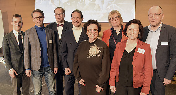 (v.l.) Dr. Maximilian Blindzellner, Prof. Dr. Dr. Martin Holtmann, Dr. Andreas Rhode, Dr. Fabian Arcari, Dr. Britta Obszerninks, Dr. Claudia Riedel, Dr. Nicole Armbr&uuml;ster, Dr. Peter Dinse