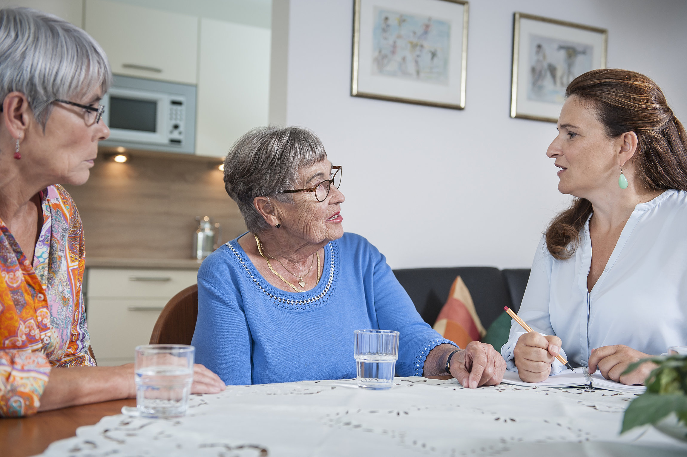 Drei Frauen im Gespräch