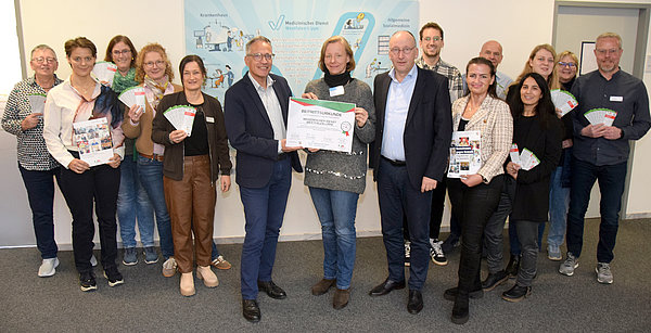 Polizeihauptkommissarin Martina Habeck übergab die Beitrittsurkunde an den Medizinischen Dienst Westfalen-Lippe.